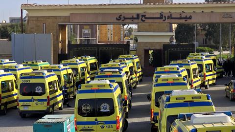 Das Foto zeigt den Grenzübergang Rafah zwischen dem Gazastreifen und Ägypten und zahlreiche Krankenwagen, die auf eine Einreise warten.