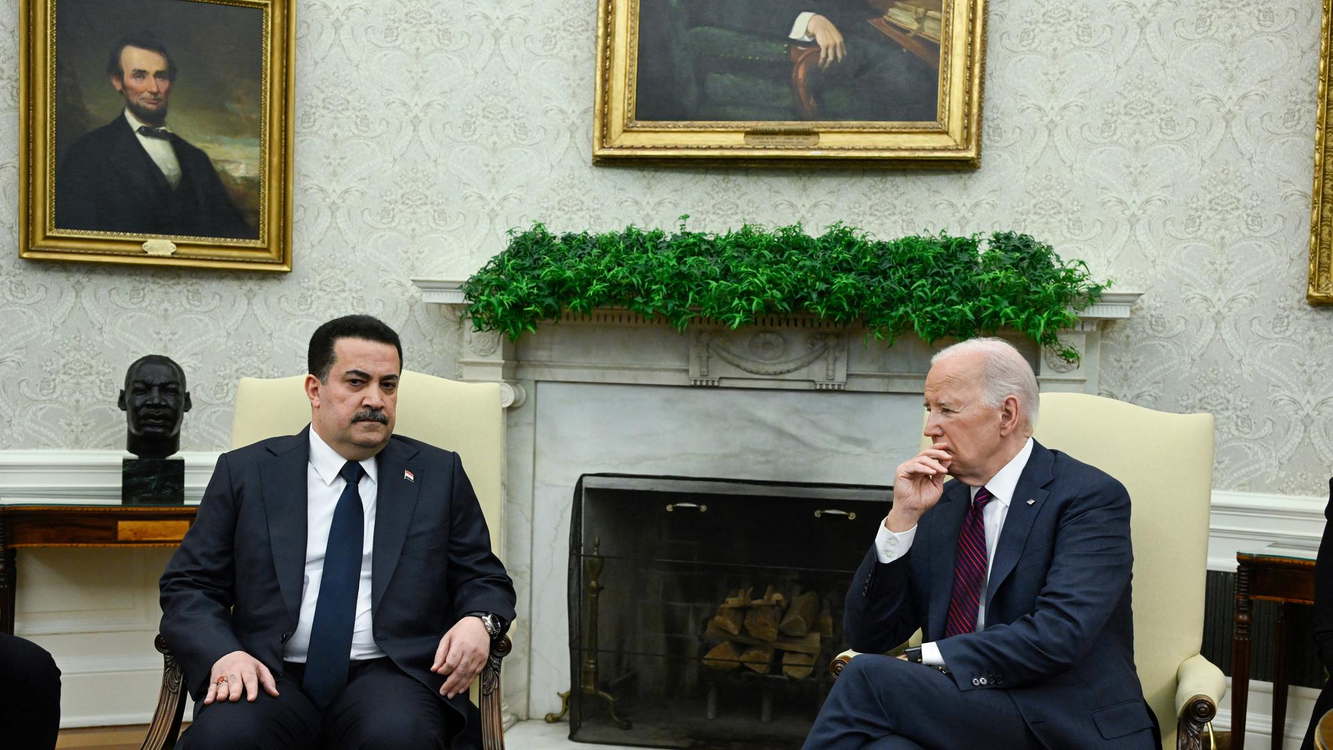 US Präsident Biden und Iraks Premierminister Al-Sudani sitzen nebeneinander auf Sesseln.