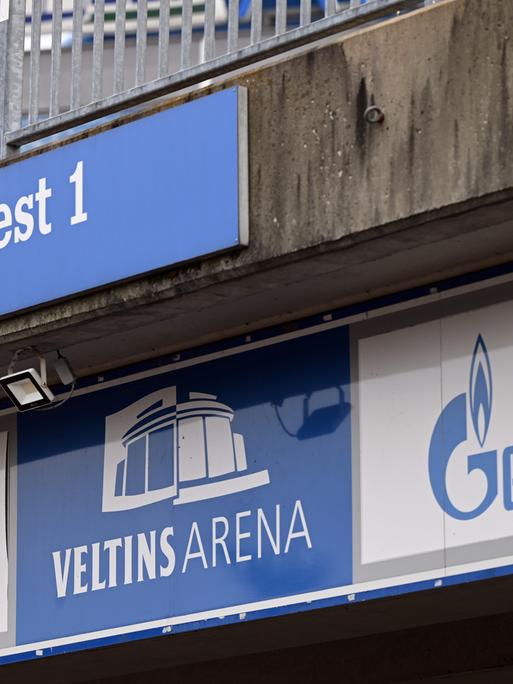 Nach jahrelanger Partnerschaft beendete Schalke 04 die Zusammenarbeit mit Hauptsponsor Gazprom als Folge des russischen Angriffs auf die Ukraine. Der russische Staatskonzern war seit 2007 der wichtigste Geldgeber des Traditionsklubs.