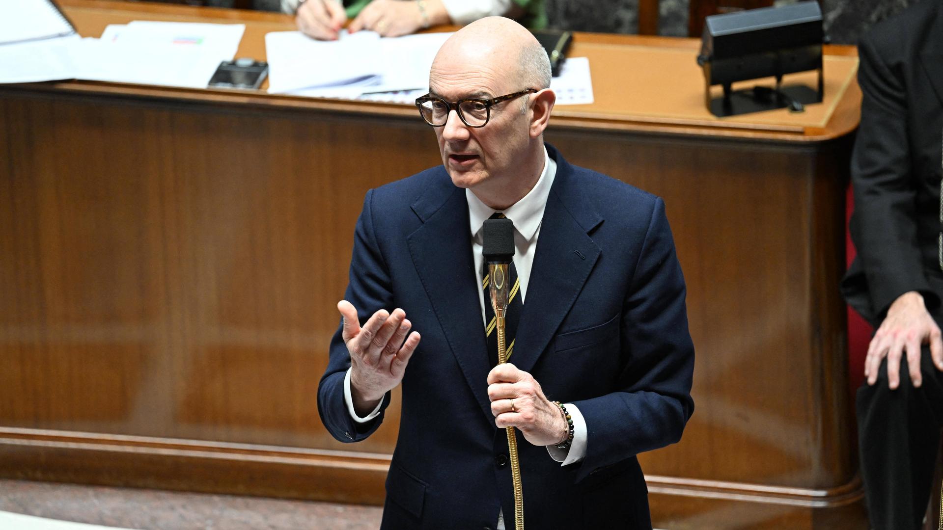 Frankreichs Finanzminister Roland Lescure spricht in ein Mikrofon.