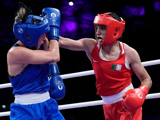 Boxkampf zwischen Imane Khelif (Algerien) und Anna Hamori (Ungarn) im Viertelfinale bei den Olympischen Spielen 2024.