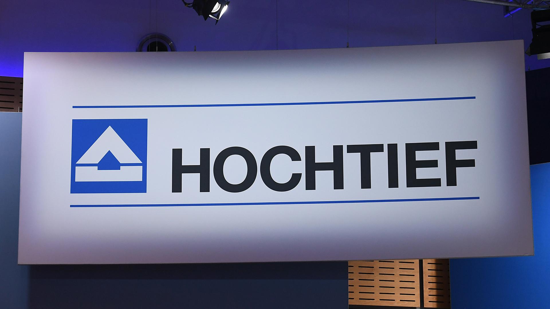 Das Foto zeigt den Schriftzug Hochtief und das Logo des Baukonzerns.