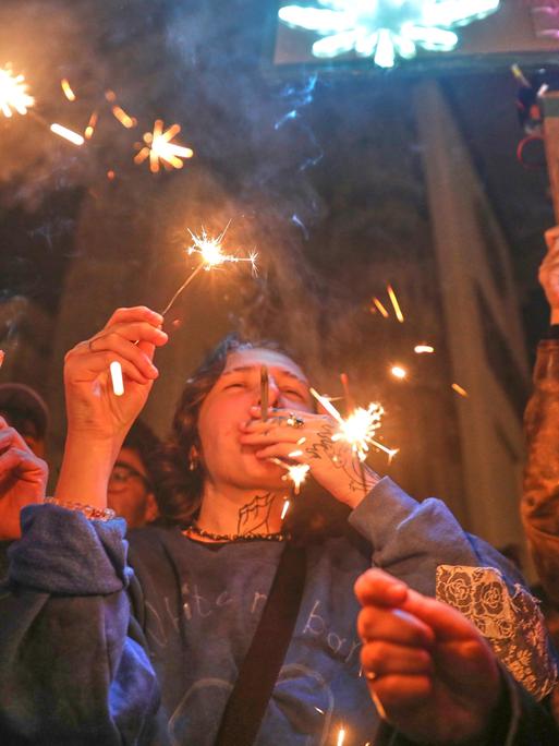 Kiffer feiern mit einem "Smoke In" die teilweise Legalisierung von Cannabis: Mehrere Hundert Personen haben sich versammelt, um sich kurz nach Mitternacht am Brandenburger Tor einen Joint anzustecken.