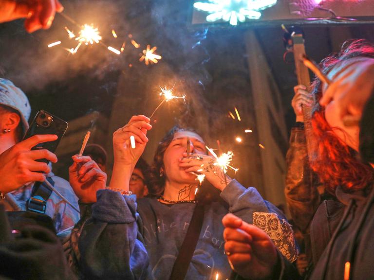 Kiffer feiern mit einem "Smoke In" die teilweise Legalisierung von Cannabis: Mehrere Hundert Personen haben sich versammelt, um sich kurz nach Mitternacht am Brandenburger Tor einen Joint anzustecken.