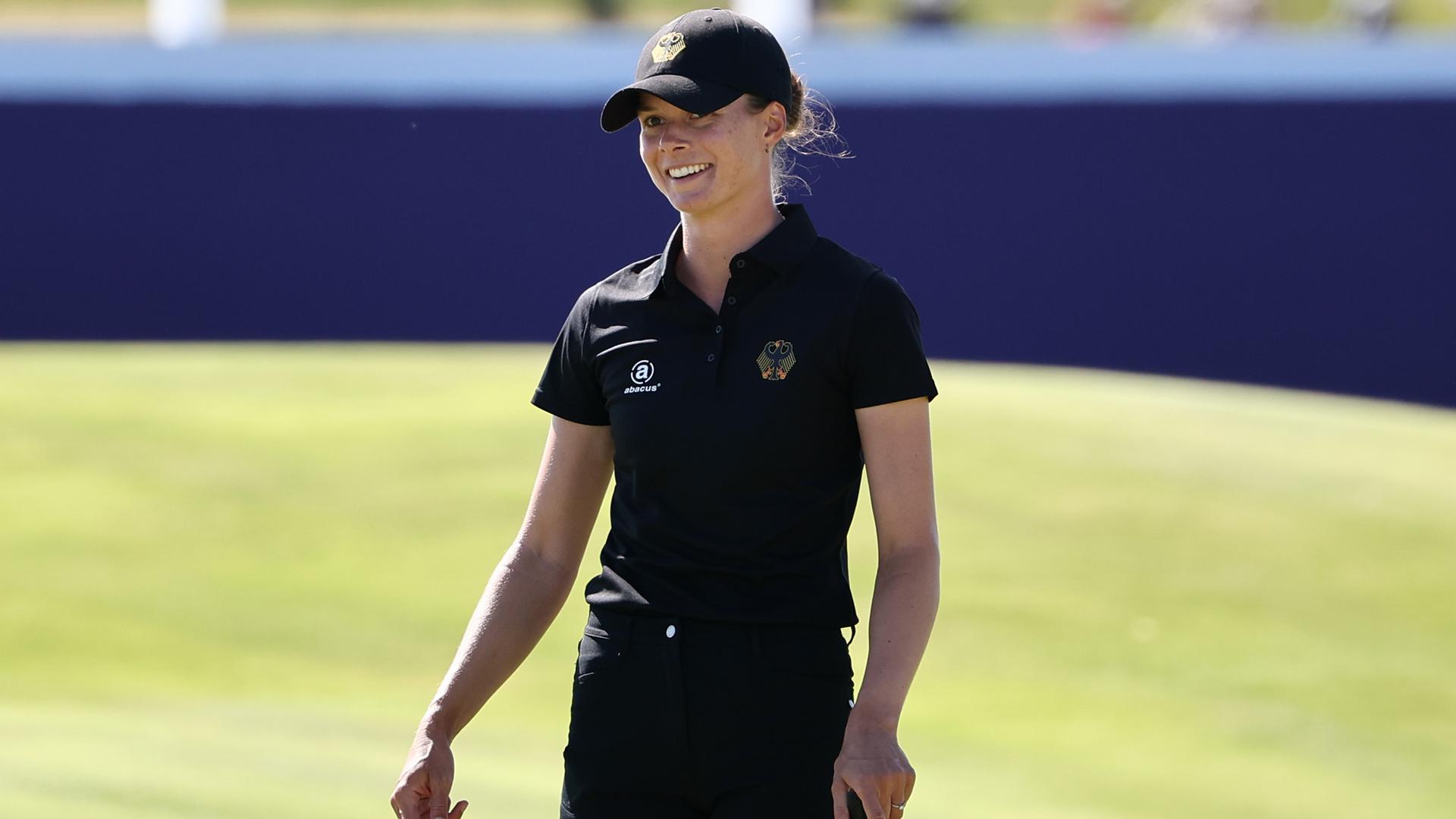 Golferin Esther Henseleit aus Deutschland lächelt auf dem Rasen. Golferin Esther Henseleit aus Deutschland lächelt auf dem Rasen.