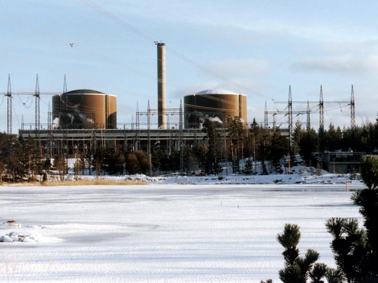 Außenansicht des Atomkraftwerks auf der finnischen Insel Hästholmen nahe der Stadt Loviisa, etwa 100 km entfernt von Helsinki. Die zwei Druckwasserreaktoren stammen aus sowjetischer Fabrikation und haben eine Kapazität von 440 Megawatt.