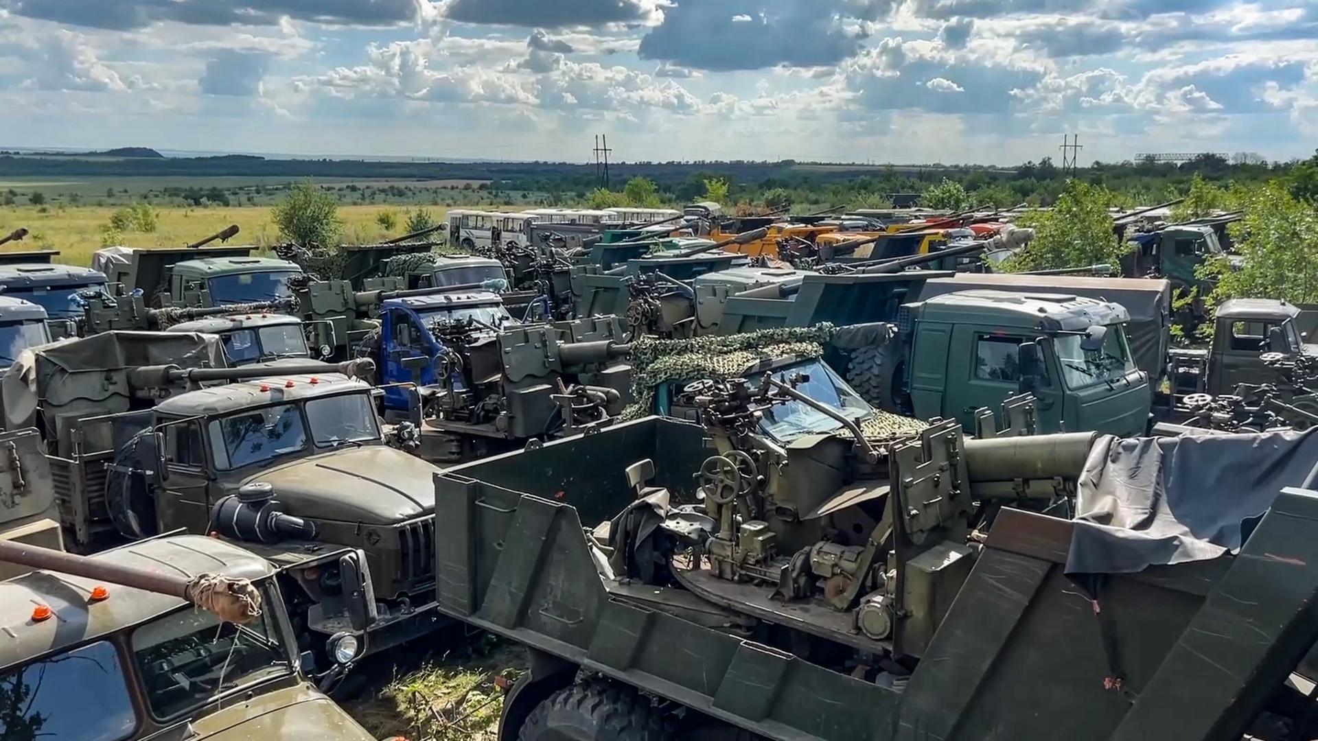 Zahlreiche Militärfahrzeuge stehen auf einer Wiese. Das Foto des russsichen Verteidigungsministerums wurde von der Staatsagentur Tass zur Verfügung gestellt. Aufnahme vom 12.07.2023 Zahlreiche Militärfahrzeuge stehen auf einer Wiese. Das Foto des russsichen Verteidigungsministerums wurde von der Staatsagentur Tass zur Verfügung gestellt. Aufnahme vom 12.07.2023