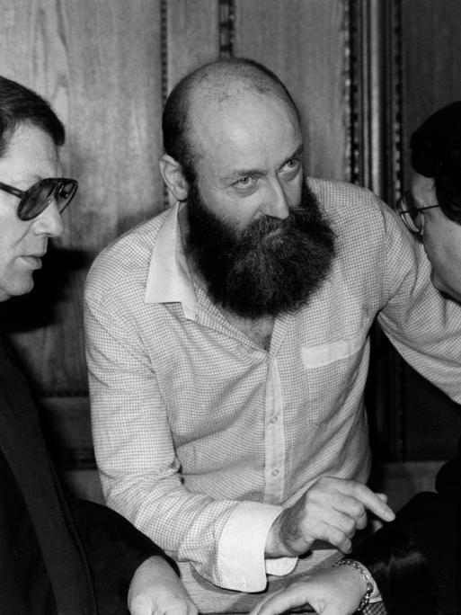 Archivfoto zeigt den Rechtsextremist Karl Heinz Hoffmann zwischen zwei Anwälten beim Prozess in Nürnberg am 13. September 1984. Er wurde angeklagt, den Doppelmord an dem jüdischen Verleger Shlomo Lewin und seiner Geliebten am 19. Dezember 1980 angezettelt zu haben.