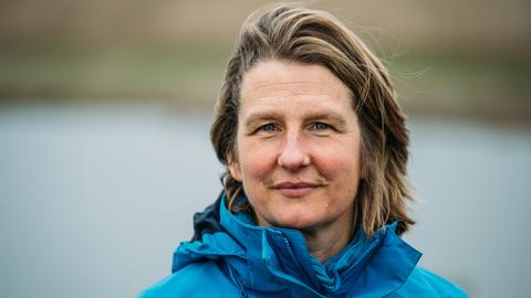Silke Backsen steht auf einem Feld auf der Insel Pellworm.