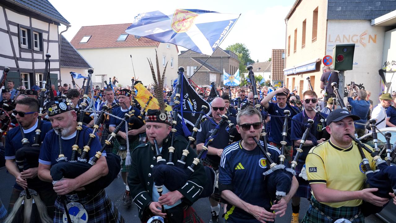 Männer in Kilts und Dudelsäcken laufen durch eine Straße. Die „Tartan Army“ nimmt vor einem Fußballspiel im Kölner Stadion an einem organisierten Marsch zum Stadion teil. 