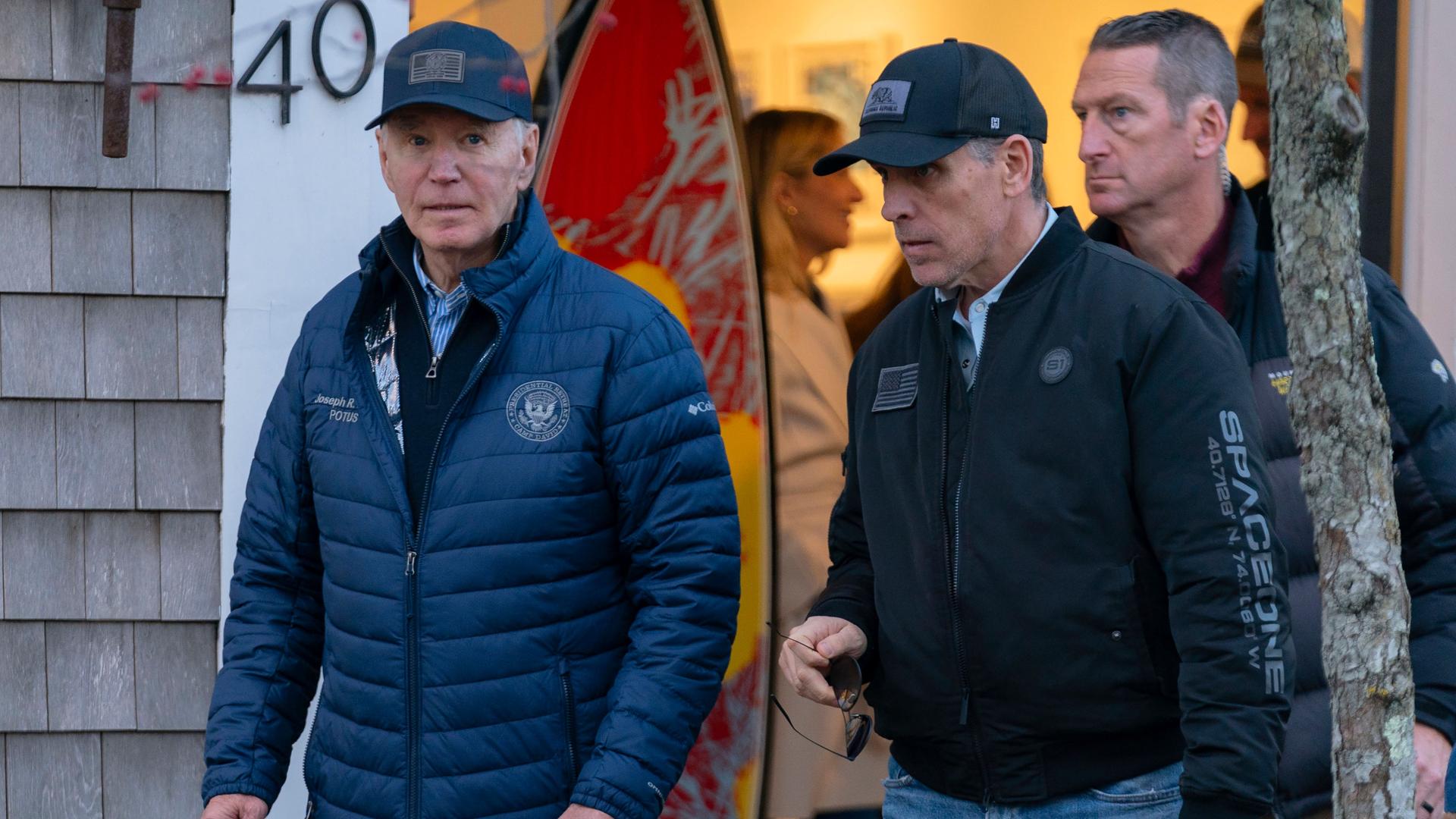 Nantucket: US-Präsident Joe Biden (l) und sein Sohn Hunter Biden spazieren in der Innenstadt von Nantucket, Massachusetts. 