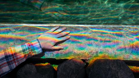 Auf einer Hand bricht sich Licht in allen Regenbogenfarben.