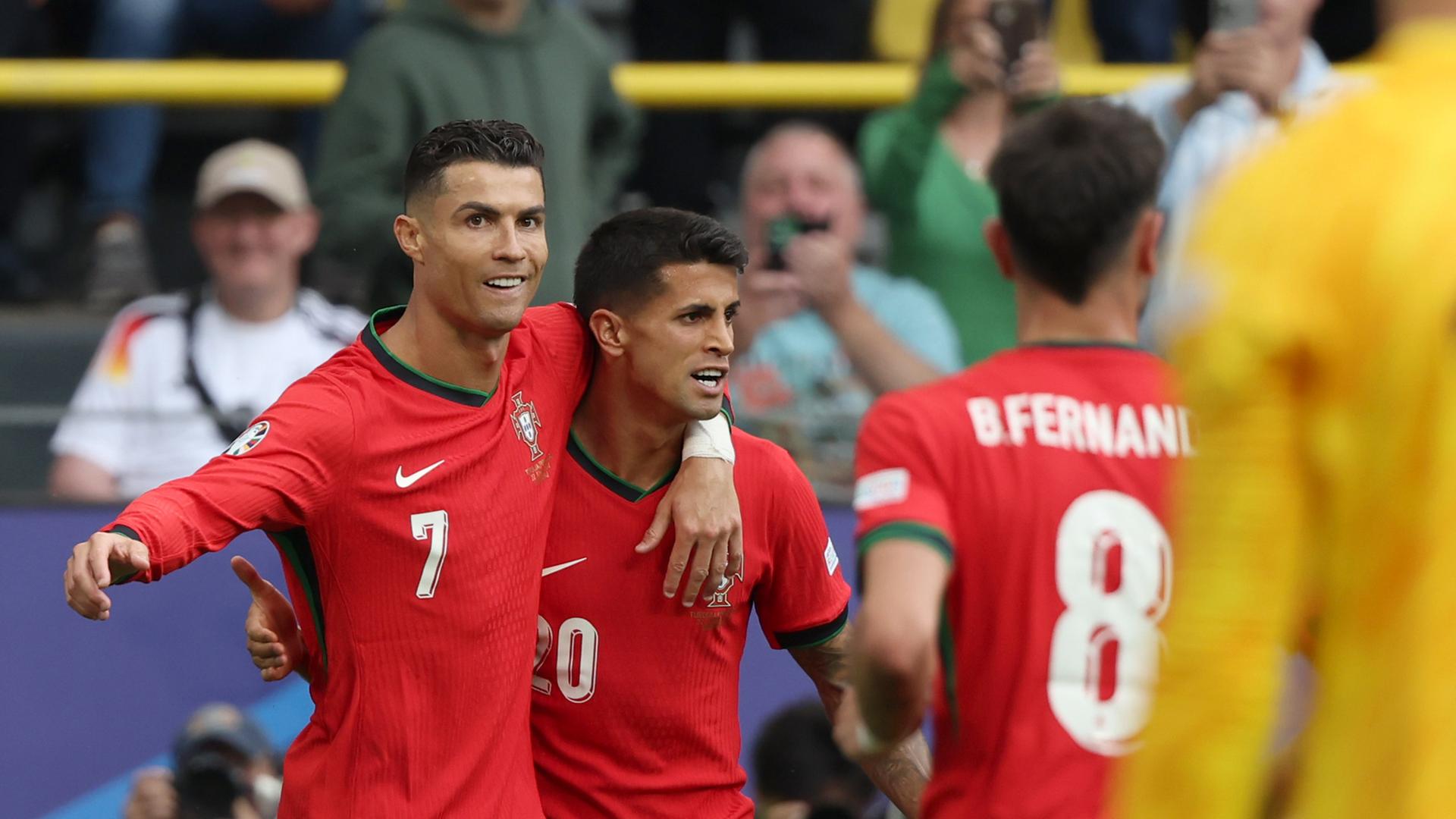 Torjubel der Portugiesen: Bruno Fernandes (r-l) bejubelt sein Tor zum 0:3 mit Joao Cancelo und Cristiano Ronaldo.