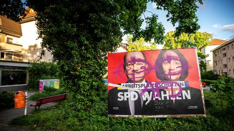 Ein SPD Wahlplakat mit dem Bild von Olaf Scholz und Katarina Barley für die Europawahl ist in Berlin Tempelhof mit AfD überschmiert.