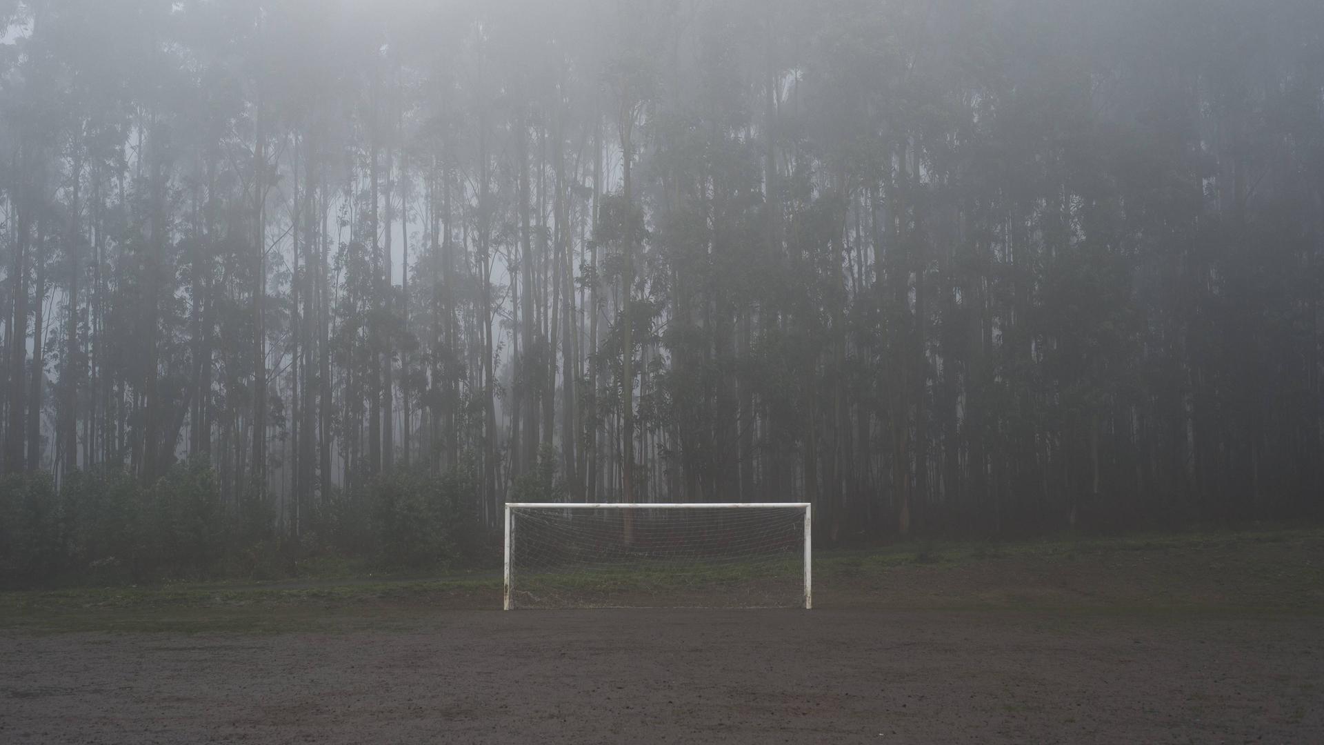Fußballfeld im Nebel
