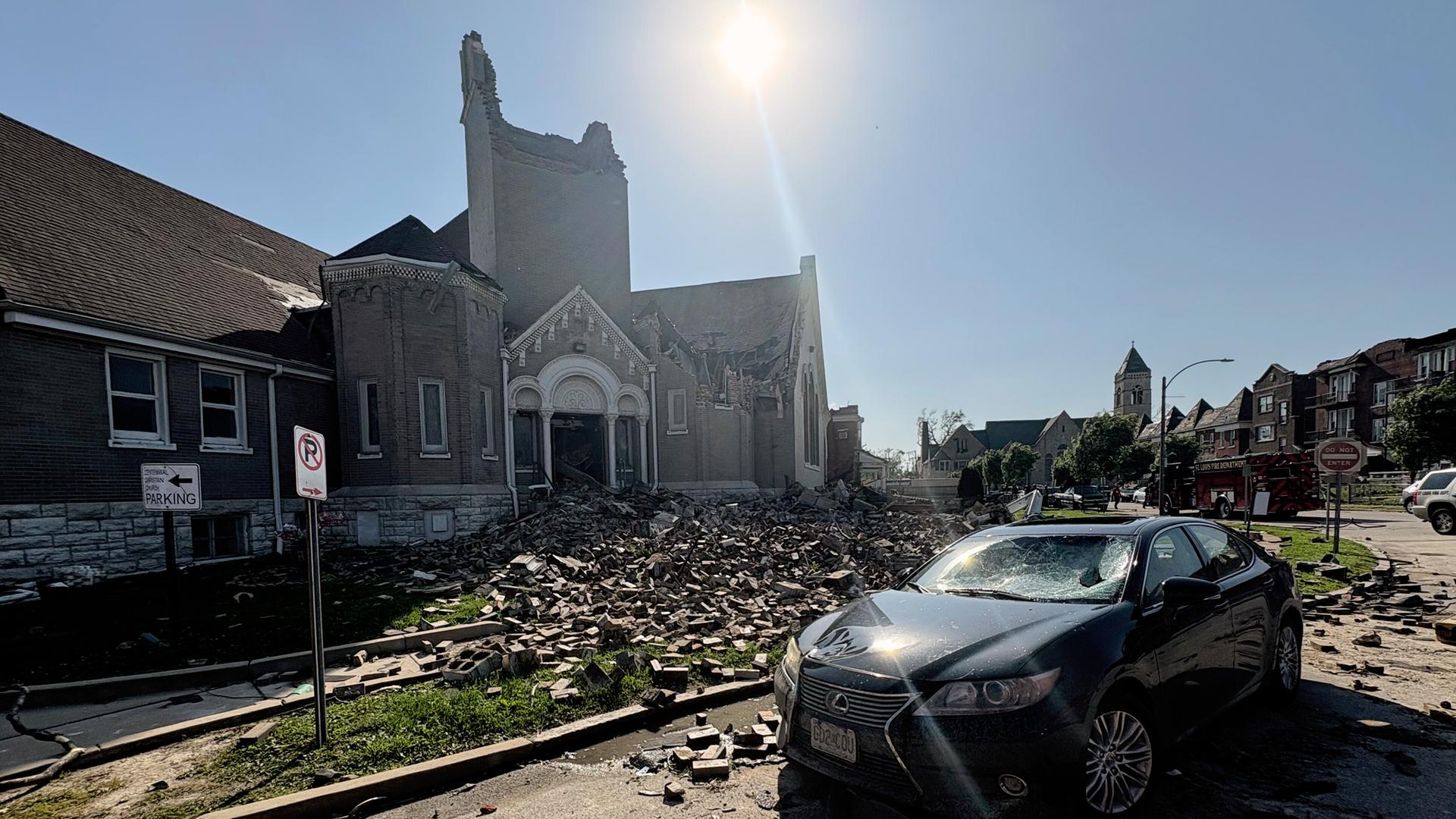 In St. Louis im US-Bundesstaat Missouri ist durch ein Unwetter eine Kirche eingestürzt. (AP Photo/Michael Phillis)