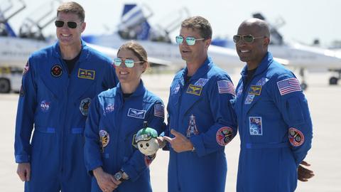Die Mitglieder der "Artemis 2" -Besatzung, Mission Spc. Jeremy Hansen (l-r) aus Kanada, Mission Spc. Christina Koch, Commander Reid Wiseman und Pilot Victor Glover posieren für ein Foto nach der Ankunft der Besatzung am Kennedy Space Center.