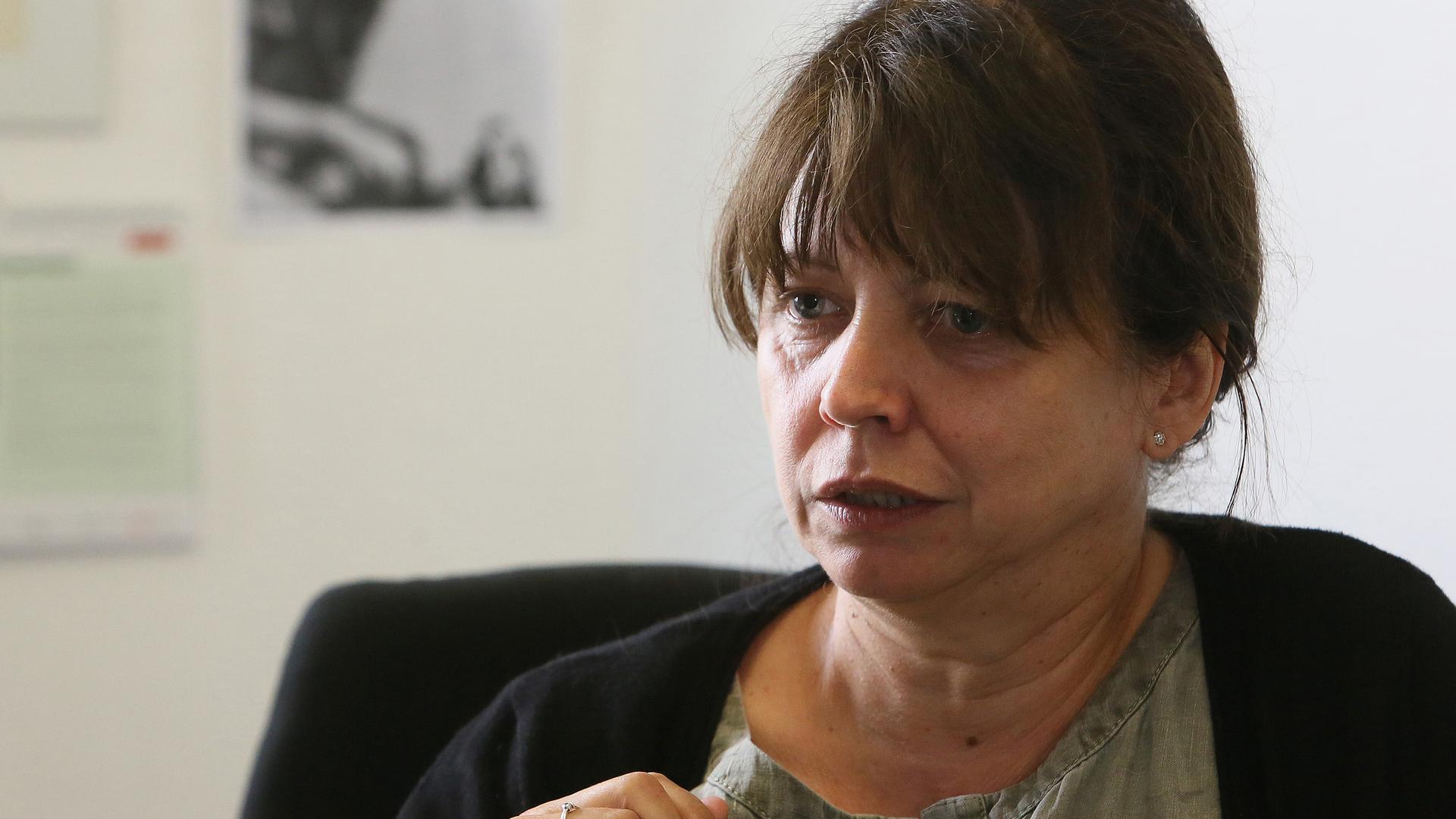 Tina Krone während eines Interviews im Jahr 2014 im Archiv der Robert-Havemann-Gesellschaft. Tina Krone während eines Interviews im Jahr 2014 im Archiv der Robert-Havemann-Gesellschaft.