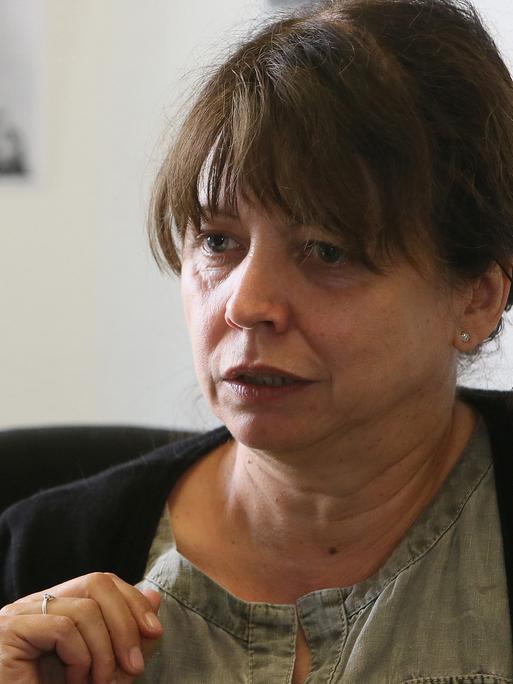 Tina Krone während eines Interviews im Jahr 2014 im Archiv der Robert-Havemann-Gesellschaft.