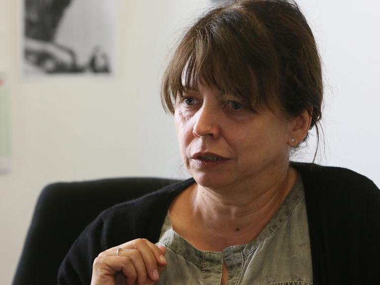 Tina Krone während eines Interviews im Jahr 2014 im Archiv der Robert-Havemann-Gesellschaft.