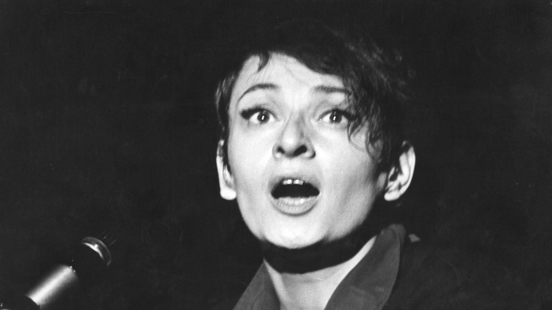 Die französische Chanson-Sängerin und Komponistin Barbara, aufgenommen im September 1965