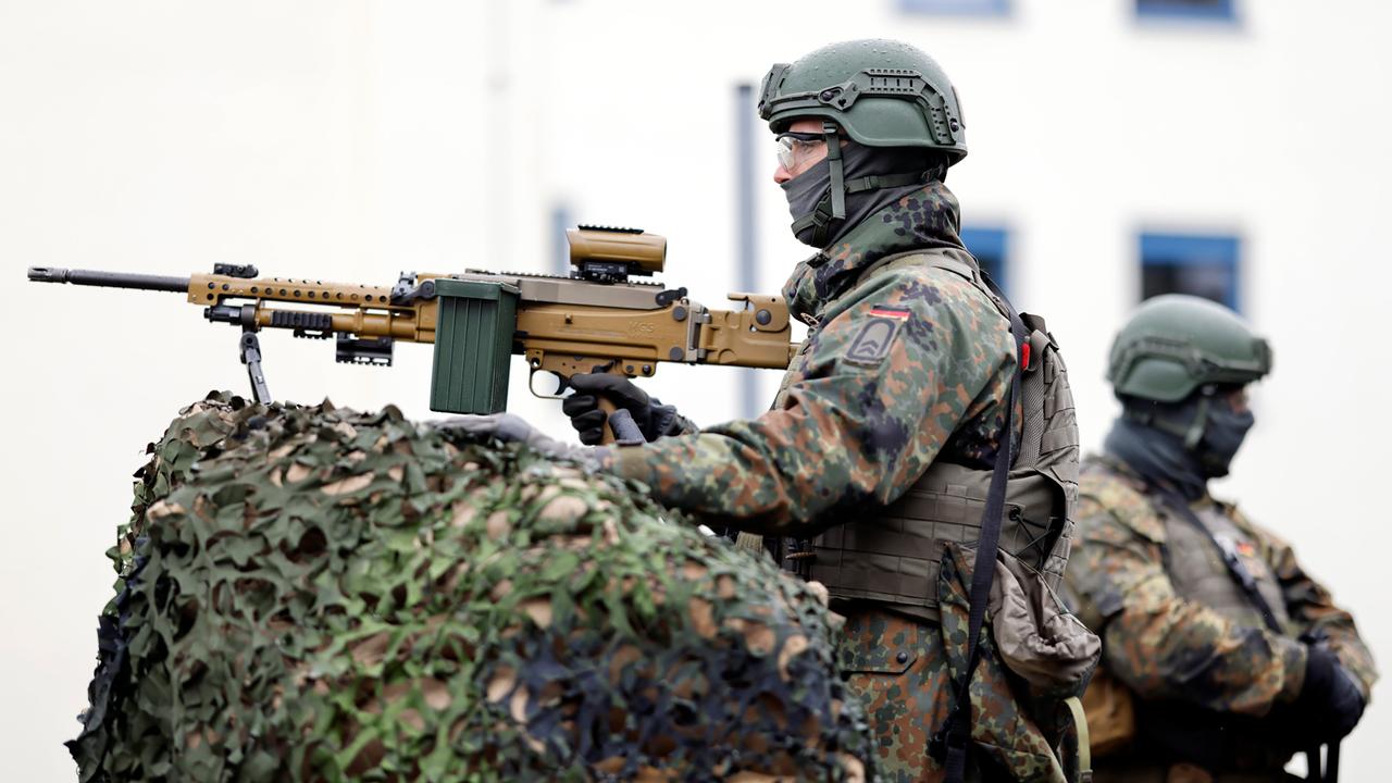 Bundeswehrsoldat mit Maschinengewehr.