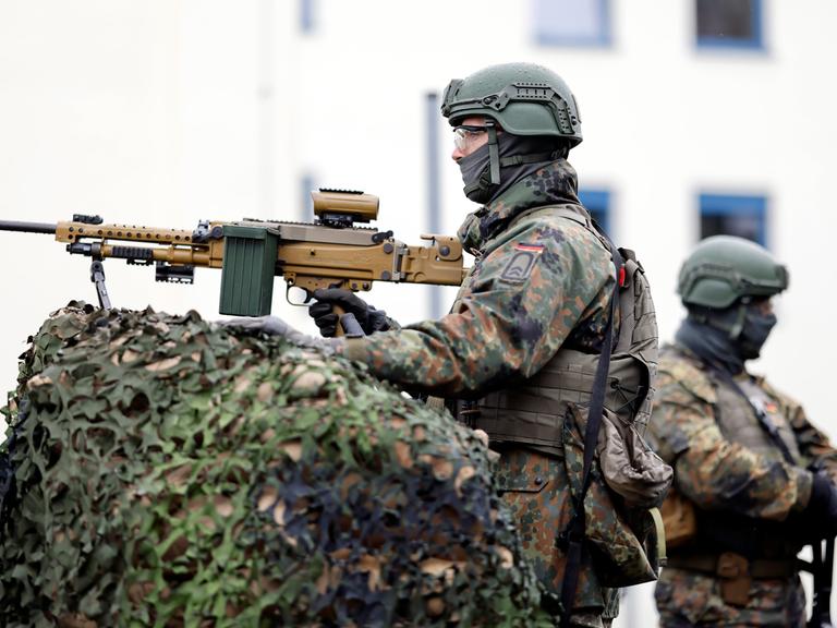 Bundeswehrsoldat mit Maschinengewehr.