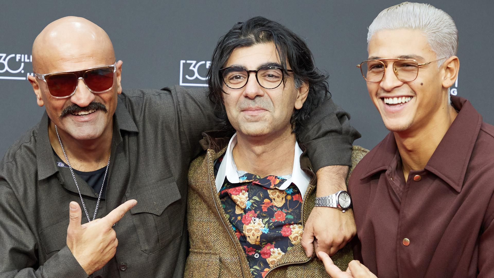 Der Rapper Xatar, mit bürgerlichem namen Giwar Hajabi (l-r), Fatih Akin, Regisseur, und Emilio Sakraya, Schauspieler, stehen auf dem Roten Teppich zu ihrem Film "Rheingold".