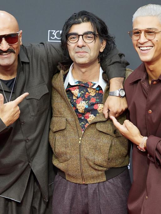 Der Rapper Xatar, mit bürgerlichem namen Giwar Hajabi (l-r), Fatih Akin, Regisseur, und Emilio Sakraya, Schauspieler, stehen auf dem Roten Teppich zu ihrem Film "Rheingold".