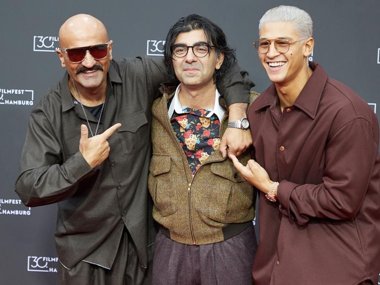 Der Rapper Xatar, mit bürgerlichem namen Giwar Hajabi (l-r), Fatih Akin, Regisseur, und Emilio Sakraya, Schauspieler, stehen auf dem Roten Teppich zu ihrem Film "Rheingold".
