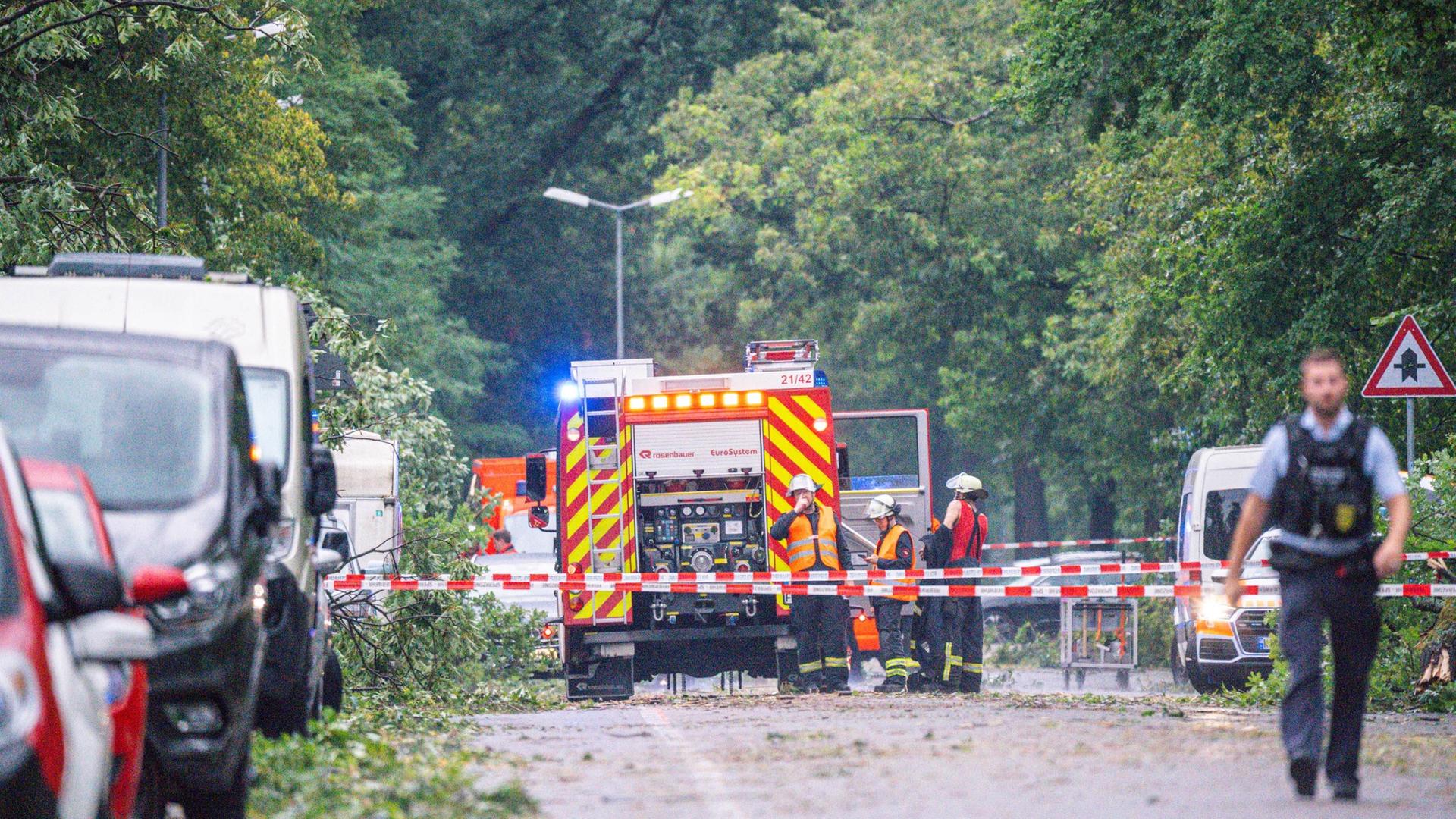 Nach den Unwettern in Karlsruhe sperren Polizei und Feuerwehr eine Straße. 
