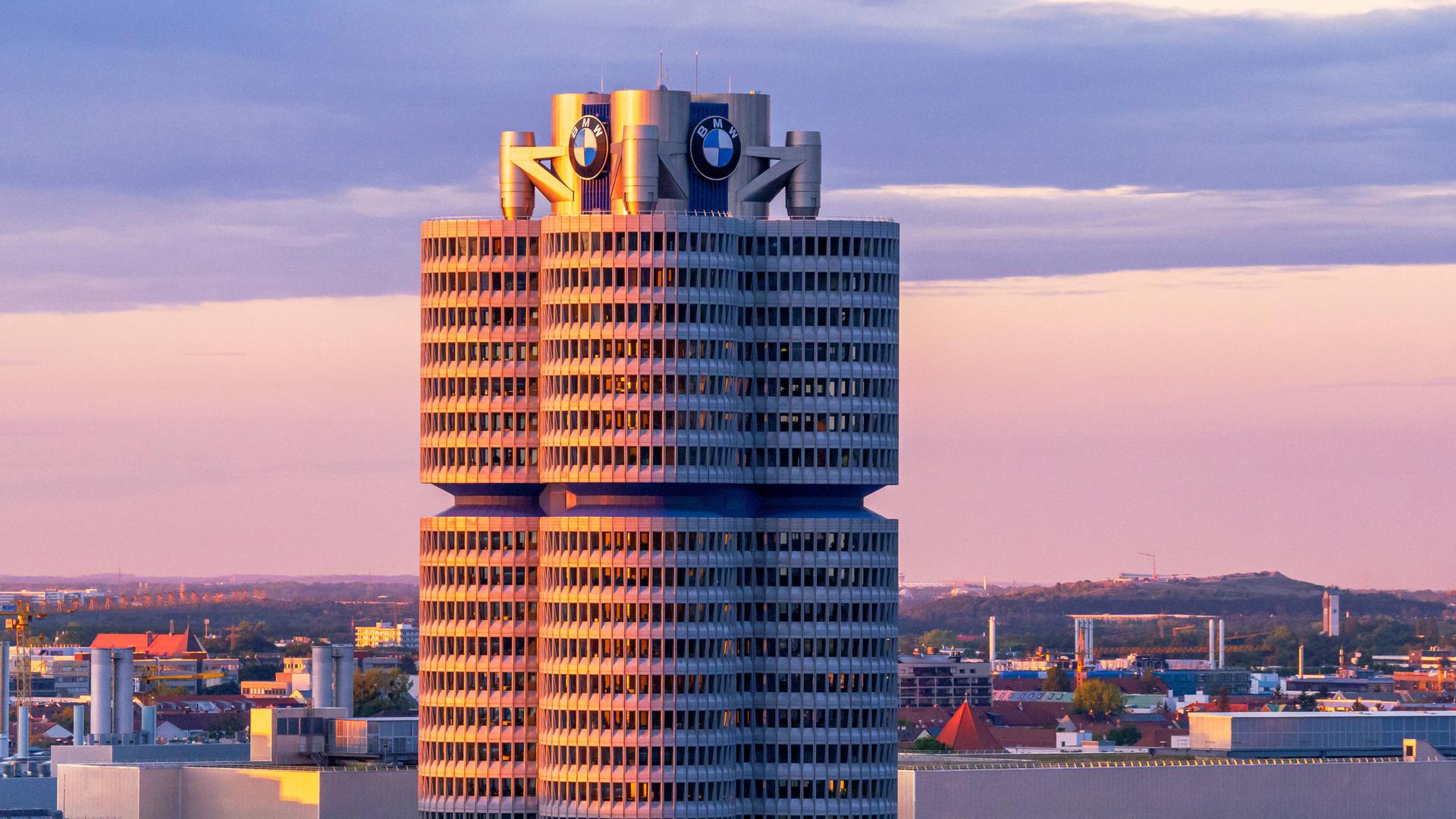 Das turmförmige BMW-Gebäude in München im Abendrot. Das turmförmige BMW-Gebäude in München im Abendrot.
