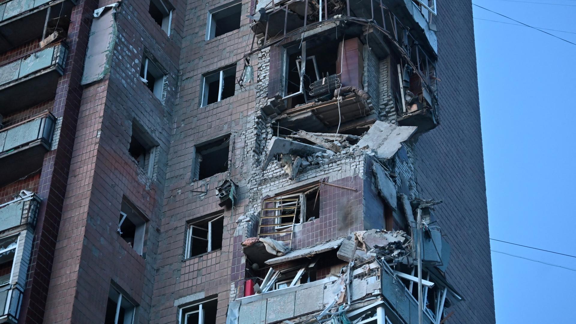 Ein zerstörtes Wohnhaus in Charkiw in der Ukraine.