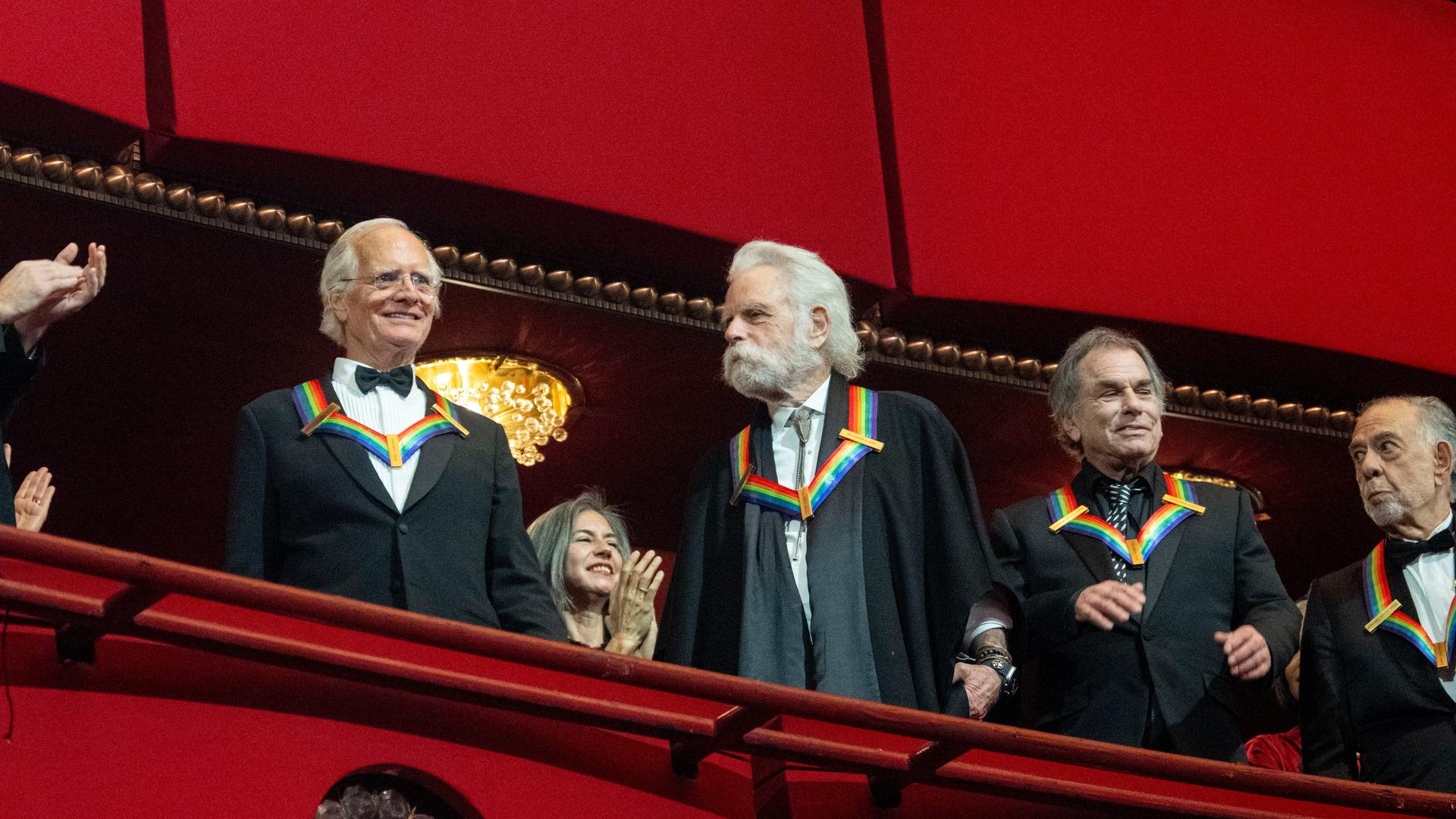 Die Mitglieder der Band Grateful Dead, Billy Kreutzmann, Bobby Weir und Mickey Hart, sowie der Regisseur Francis Ford Coppola (v. l. n. r.). 