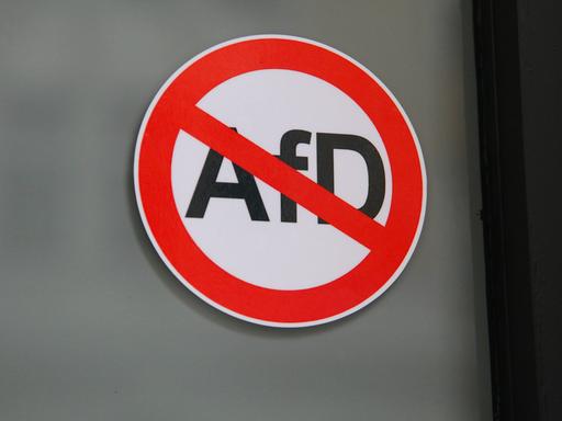 Ein Aufkleber an der Tür eines Restaurants verbietet AfD-Anhängern oder AfD-Mitgliedern den Eintritt, im Stadtteil Kreuzberg. 