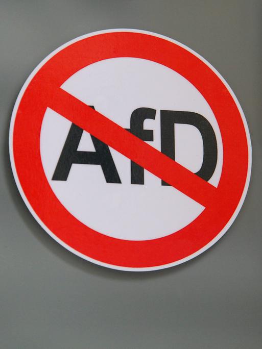 Ein Aufkleber an der Tür eines Restaurants verbietet AfD-Anhängern oder AfD-Mitgliedern den Eintritt, im Stadtteil Kreuzberg. 