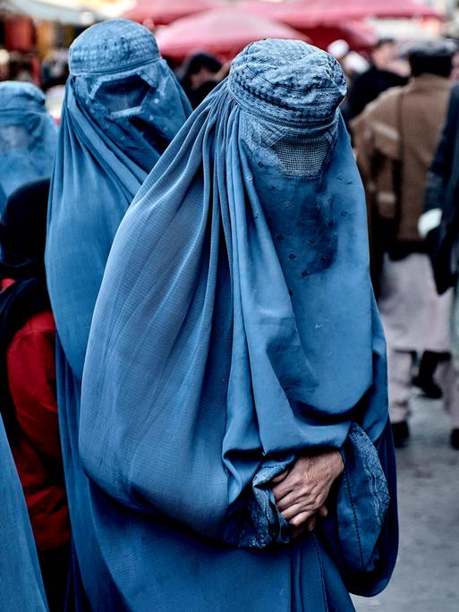 Frauen auf einem Markt in dem Land Afghanistan. Sie müssen Körper und Gesicht mit Stoff verhüllen. 