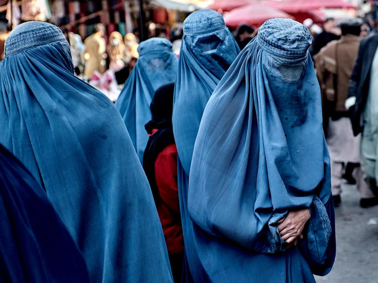 Frauen auf einem Markt in dem Land Afghanistan. Sie müssen Körper und Gesicht mit Stoff verhüllen. 