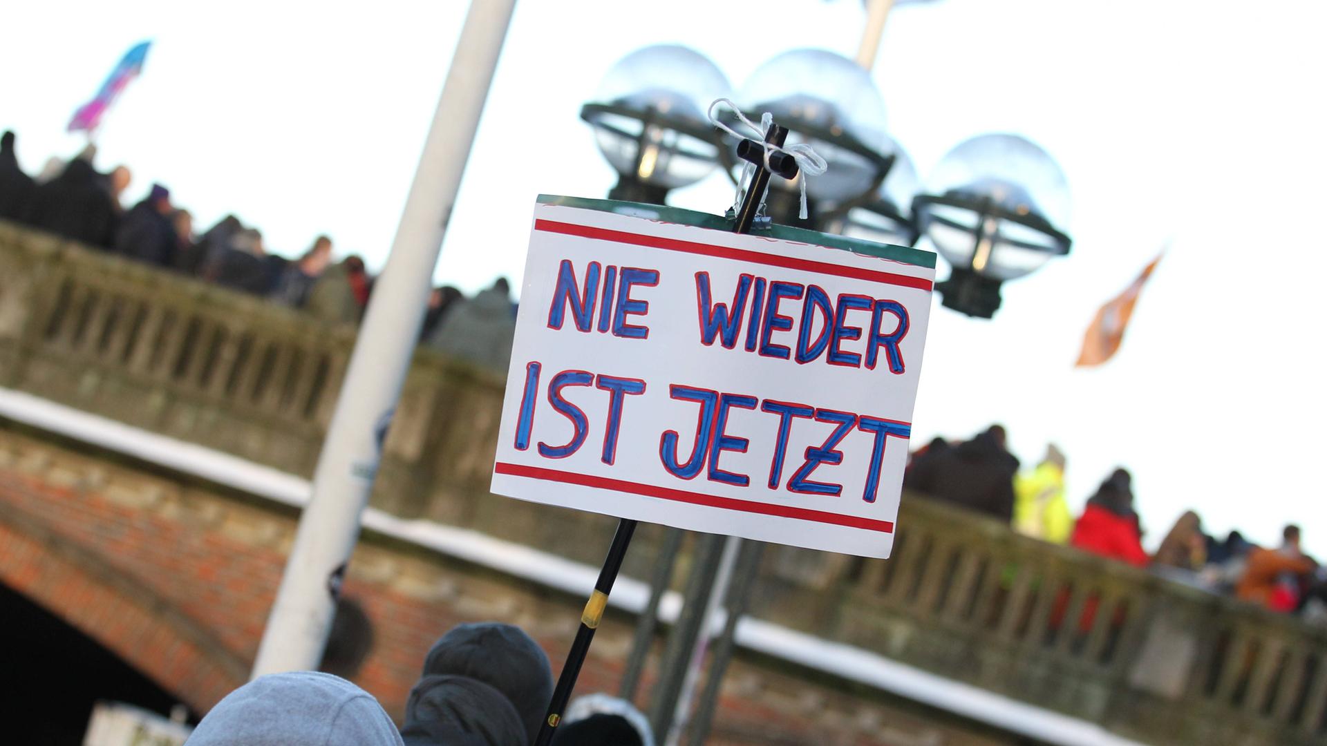 Demonstration unter dem Motto: Hamburg steht auf - gegen Rechtsextremismus und neonazistische Netzwerke am Jungfernstieg und in den angrenzenden Straßen in der Hamburger Innenstadt.