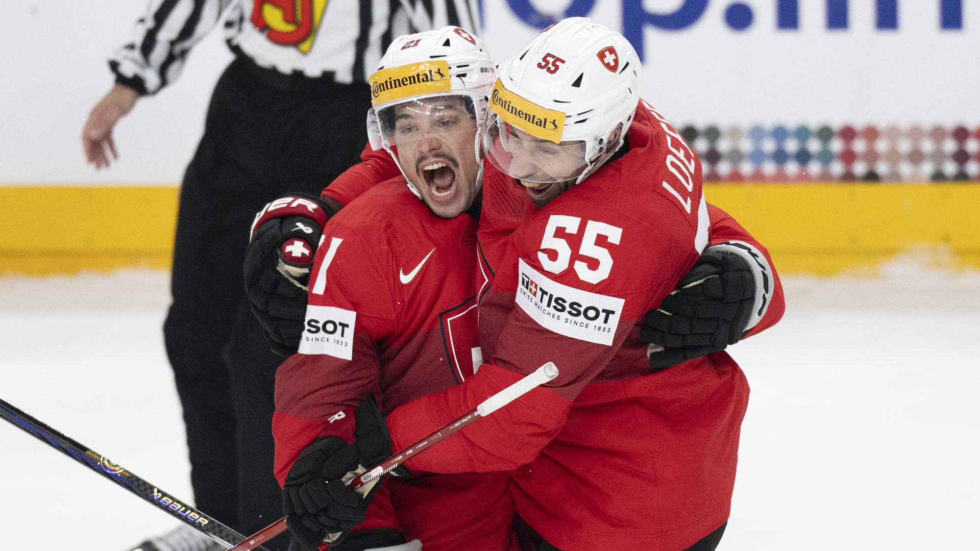 Zwei Eishockey-Spieler aus dem schweizerischen Team freuen sich während des Halbfinal-Spiels gegen Kanada.