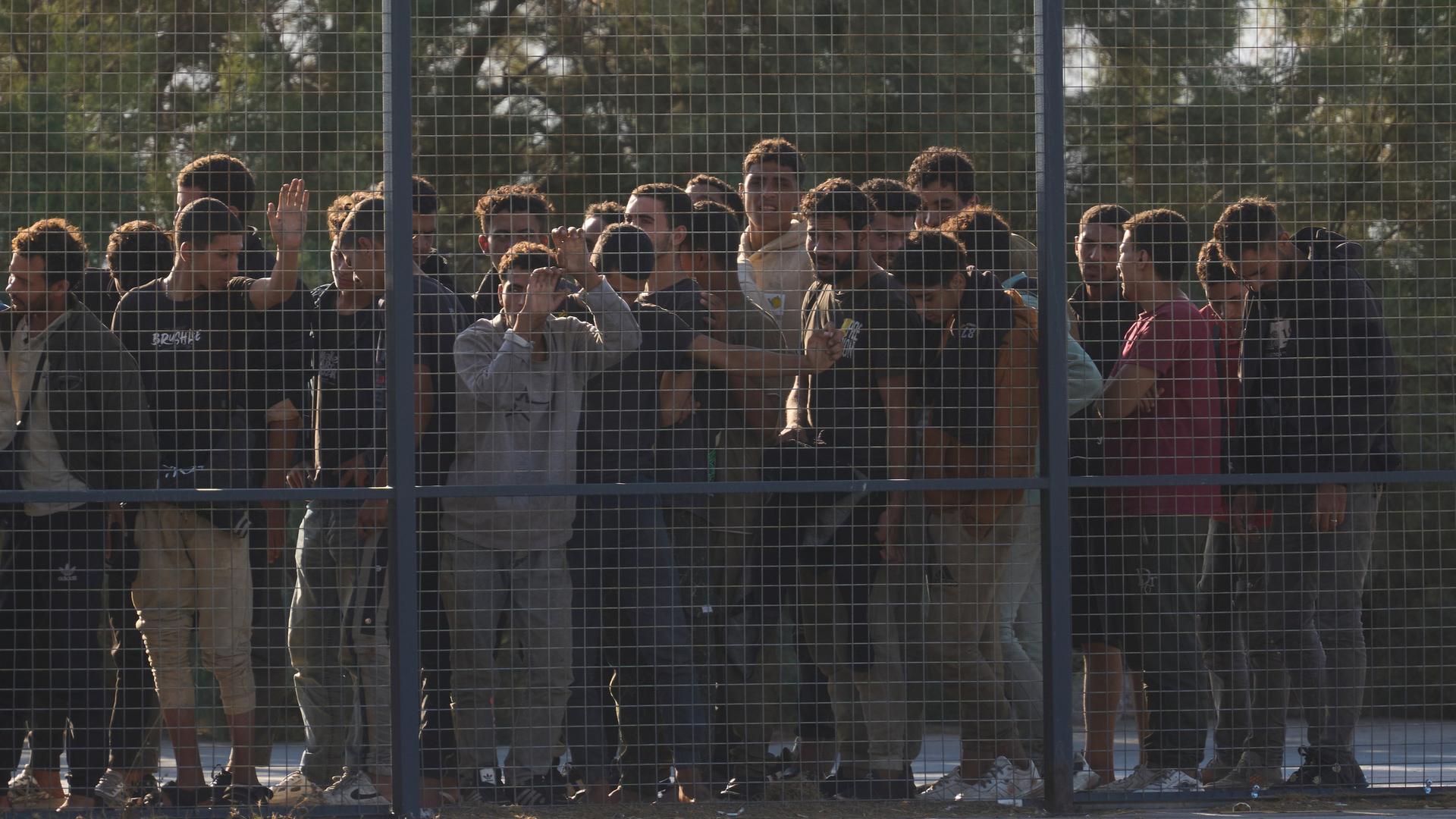 Migranten, die südlich von Kreta gerettet wurden, warten nach ihrer Ankunft im Hafen von Lavrio auf ihre Registrierung. 