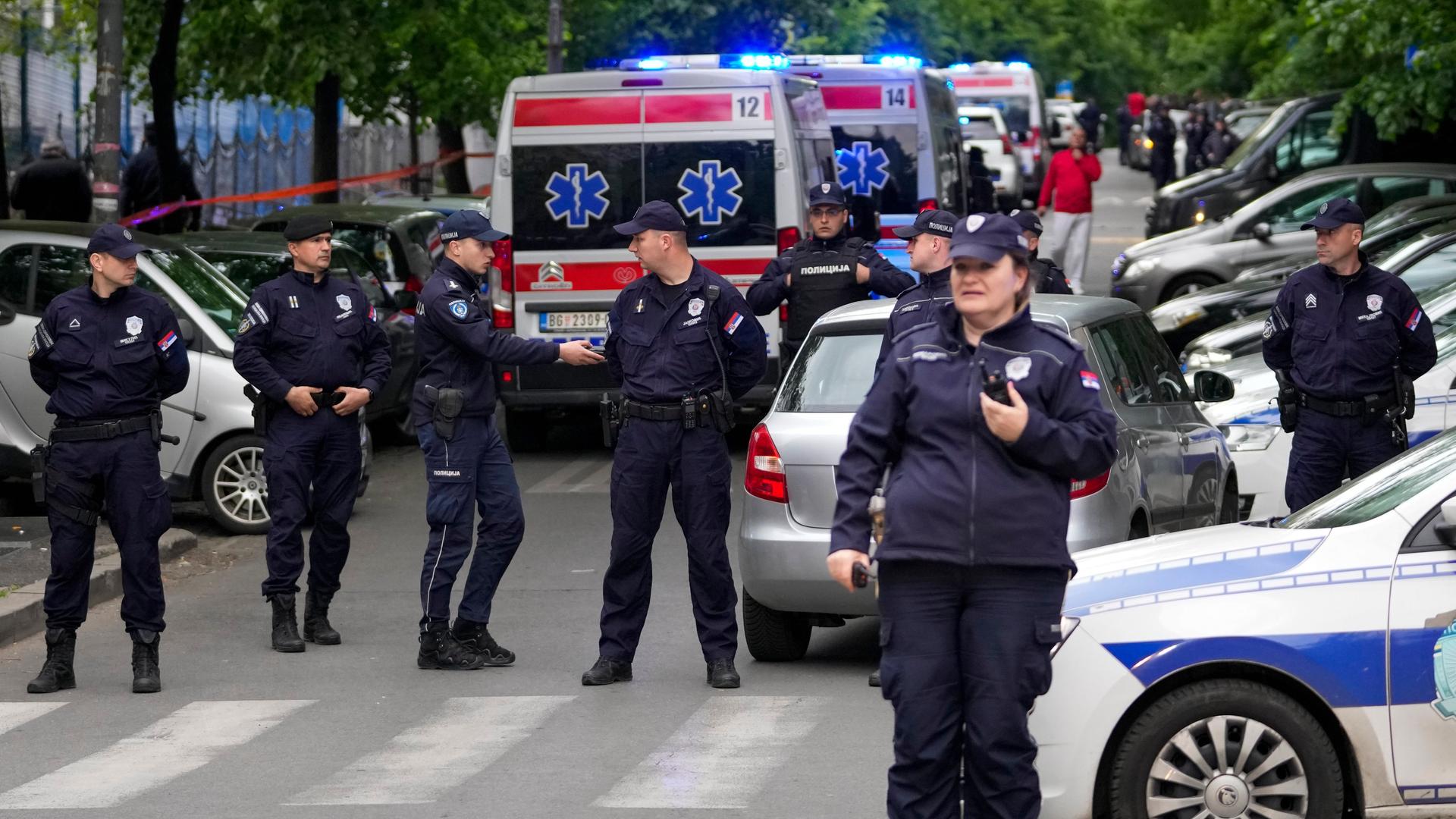 Serbien, Belgrad: Die Polizei sperrt die Straßen um eine Grundschule.