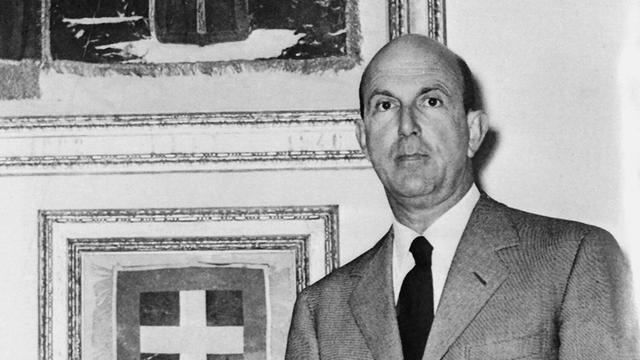Der letzte König von Italien, Umberto II. im Anzug mit Krawatte im portugiesischen Exil. 