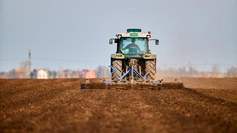 Ein Traktor fährt über ein Feld.