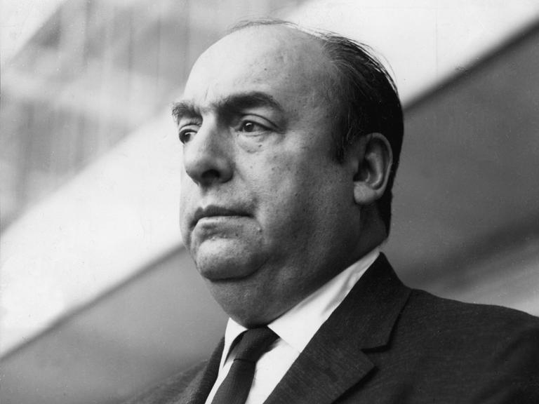 Porträtfoto des chilenischen Nationaldichters Pablo Neruda im Jahr 1963