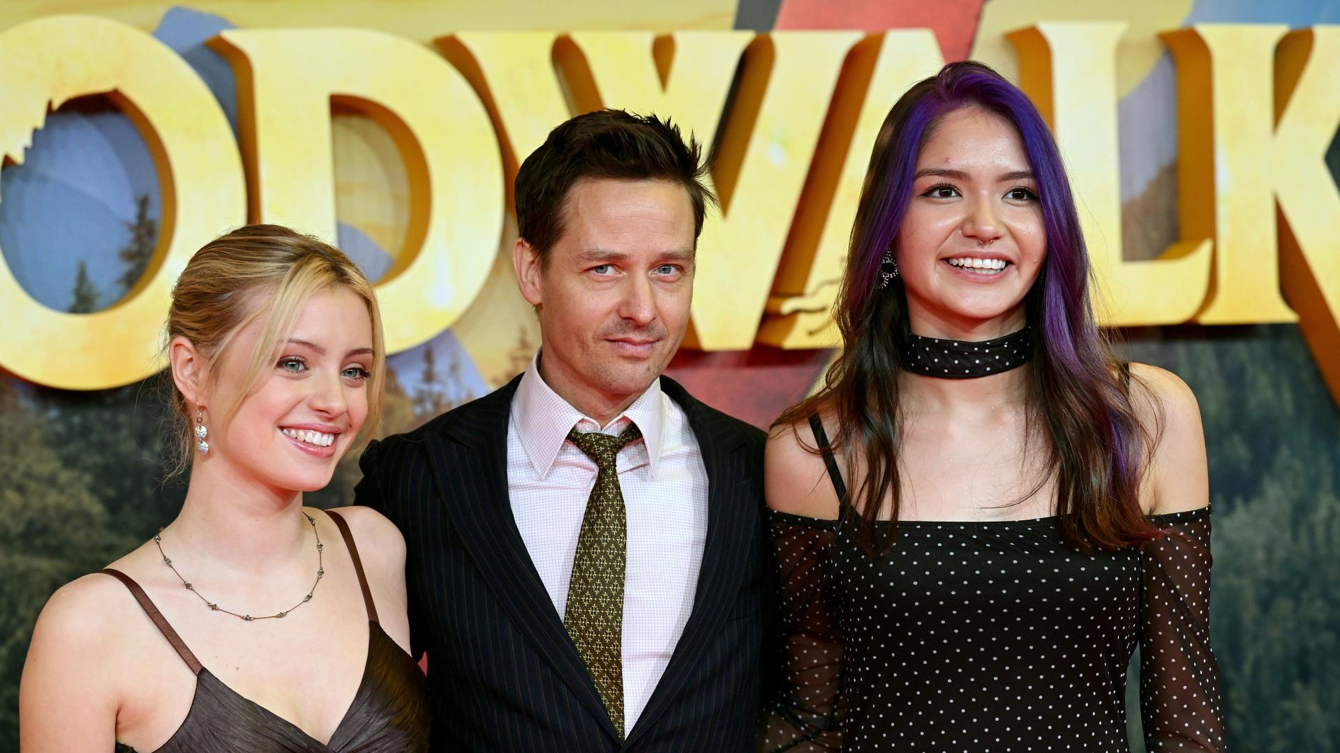 Der Schauspieler Tom Schilling posiert bei der Premiere von "Woodwalkers 2" im Mathäser Filmpalast mit den beiden Schauspielerinnen Lara Amelie Rosa (l) und Olivia Sinclair. Der Schauspieler Tom Schilling posiert bei der Premiere von "Woodwalkers 2" im Mathäser Filmpalast mit den beiden Schauspielerinnen Lara Amelie Rosa (l) und Olivia Sinclair.