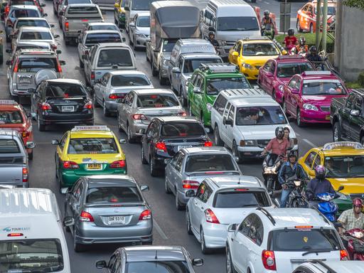 Berufsverkehr mit Verkehrsstau in der Innenstadt von Bangkok, Thailand