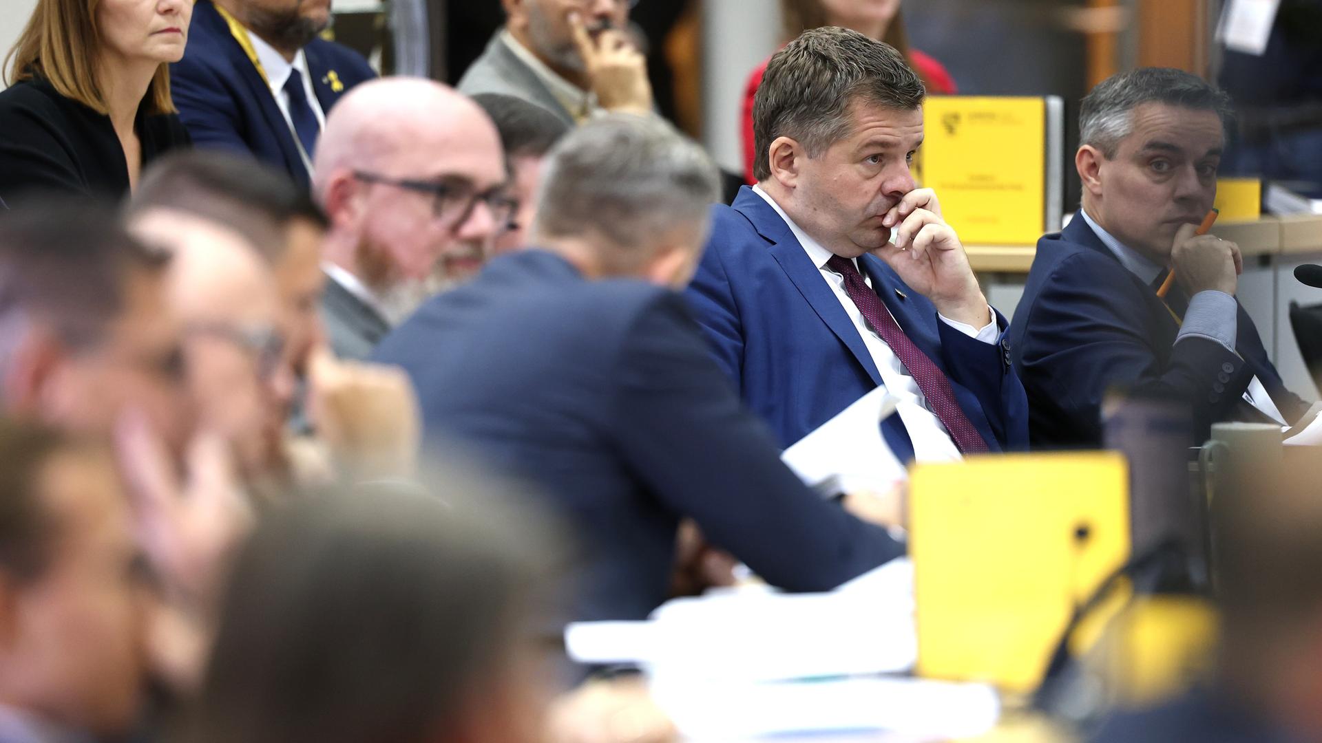 Sven Schulz (2.v.r.-l, CDU) sitzt nahe Ulrich Siegmund (AfD) und Hans-Thomas Tillschneider (AfD) während der konstituierenden Sitzung des Landtags von Sachsen-Anhalt. Sven Schulz (2.v.r.-l, CDU) sitzt nahe Ulrich Siegmund (AfD) und Hans-Thomas Tillschneider (AfD) während der konstituierenden Sitzung des Landtags von Sachsen-Anhalt.