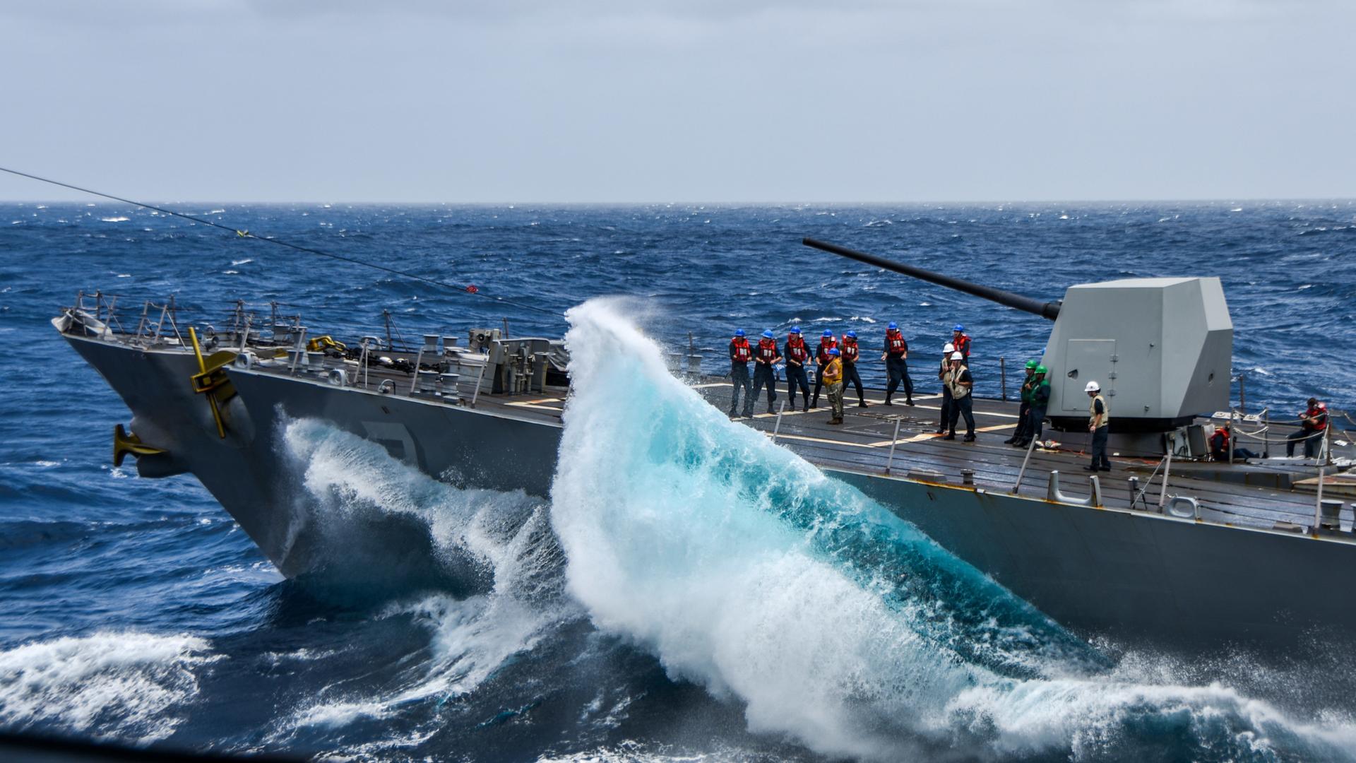 Der Lenkwaffenzerstörer USS Halsey (DDG 97) operiert neben dem Flugzeugträger USS Ronald Reagan (CVN 76) (nicht im Bild) während eines Tankvorgangs im Arabischen Meer am 26. Juni.