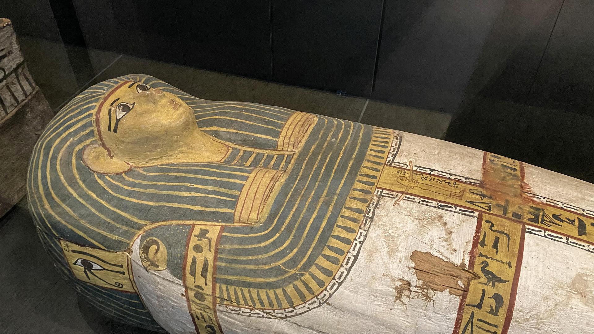Ein kunstvoll dekorierter ägyptischer Sarkophag ist im Great Egyptian Museum in Gizeh zu sehen.
Ein kunstvoll dekorierter ägyptischer Sarkophag ist im Great Egyptian Museum in Gizeh zu sehen.